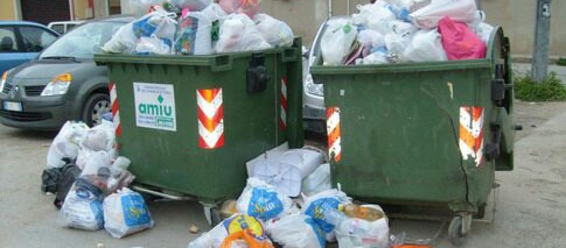 I rifiuti in via Dei Mille