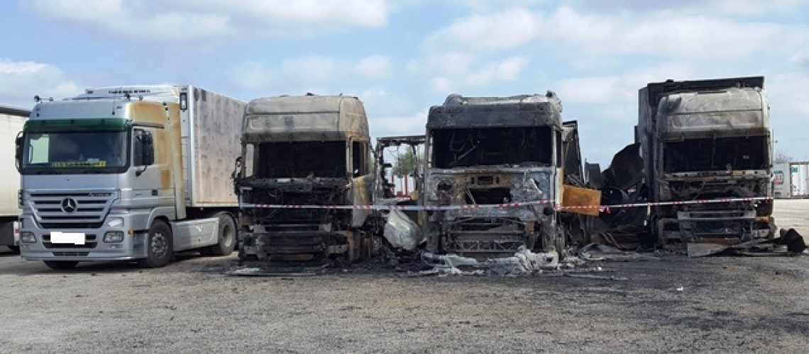 I tre camion dati alle fiamme