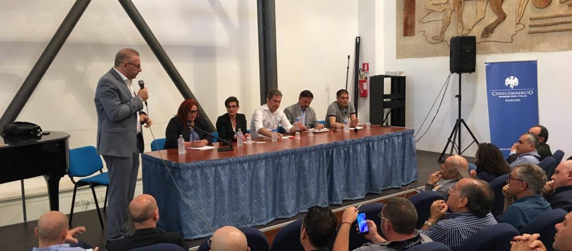 Il presidente Manenti e i cinque candidati presenti al confronto