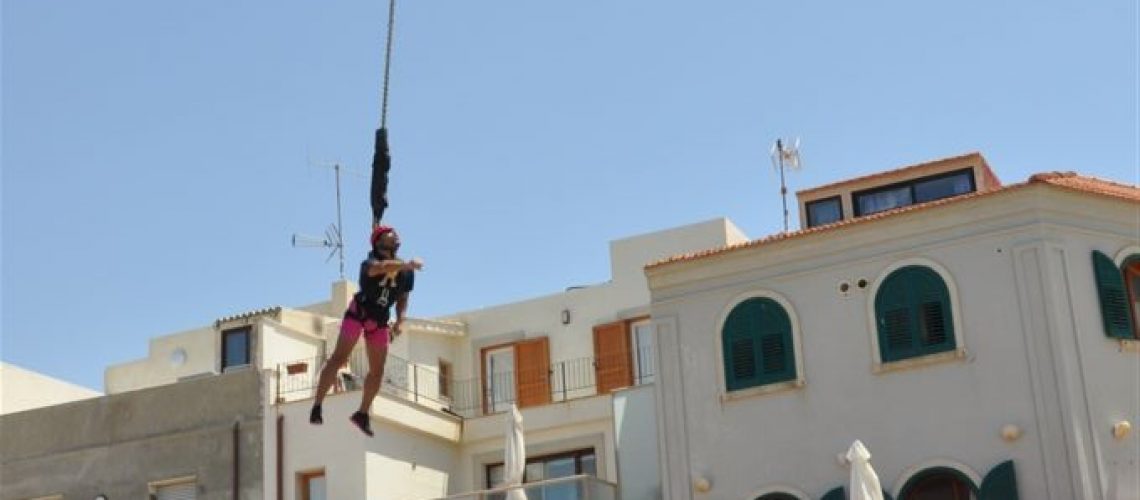 Il rocket jumping davanti alla casa di Montalbano