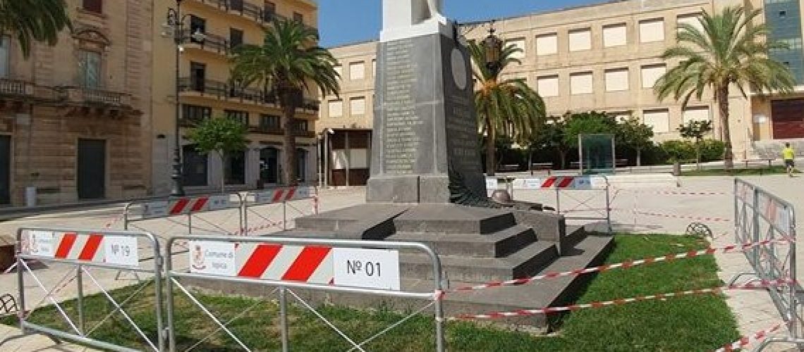 monumento ai caduti transennato